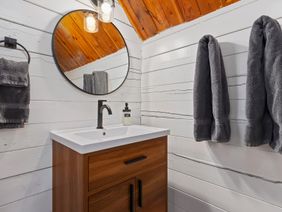 Riversong Retreat: bathroom