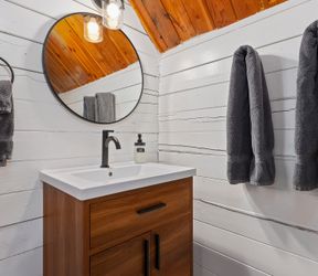 Riversong Retreat: bathroom