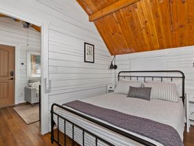 Riversong Retreat: bed