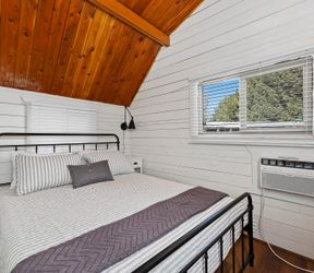Riversong Retreat: bedroom