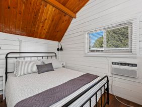 Riversong Retreat: bedroom