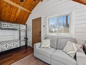 Riversong Retreat: bunk beds