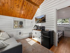 Riversong Retreat: living area