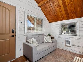 Riversong Retreat: living area