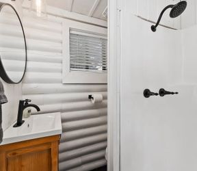 Sagebrush Sanctuary: bathroom