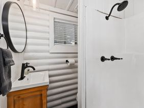 Sagebrush Sanctuary: bathroom
