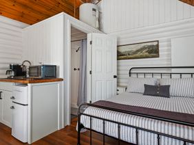 Sagebrush Sanctuary: bed kitchen