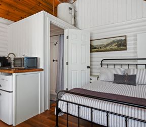 Sagebrush Sanctuary: bed kitchen