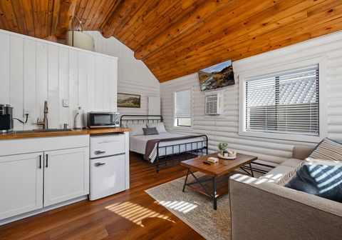 Sagebrush Sanctuary: kitchen bed living area