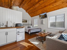 Sagebrush Sanctuary: kitchen bed living area