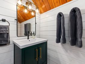 Sunset Canyon: bathroom