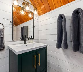 Sunset Canyon: bathroom
