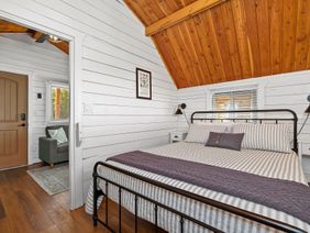 Sunset Canyon: bed