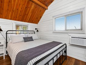 Sunset Canyon: bed