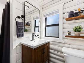 Mineral Springs: bathroom