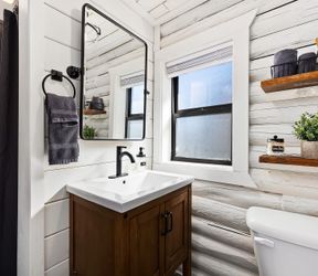 Mineral Springs: bathroom