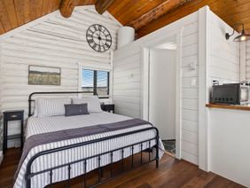 Mineral Springs: bed