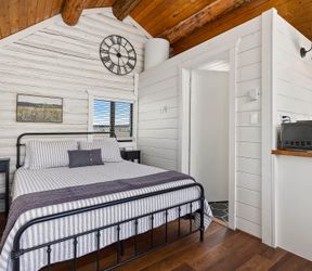 Mineral Springs: bed