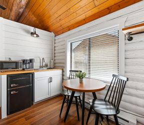 Mineral Springs: kitchen