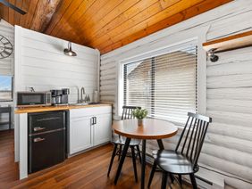 Mineral Springs: kitchen