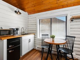 Mineral Springs: kitchen