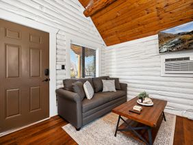 Mineral Springs: living area