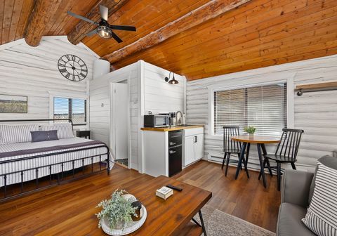 Mineral Springs: living area kitchen