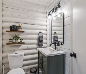 Hillside Haven: bathroom