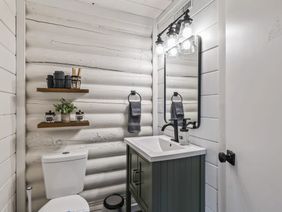Hillside Haven: bathroom