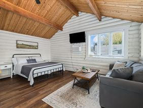 Hillside Haven: bed living area