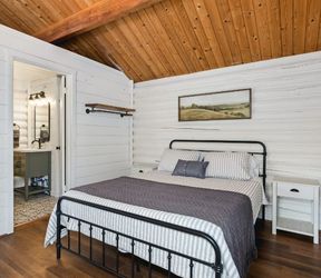Hillside Haven: bed bathroom