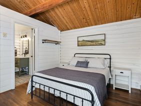 Hillside Haven: bed bathroom