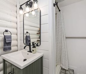 Hillside Haven: shower